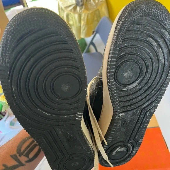 Classic Black Crocodile-Pattern Sneakers - Picture 5 of 16